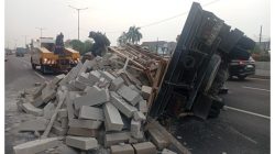 Truk Bermuatan Terguling di Tol Jakarta-Cikampek, Apelog dan Petugas Gabungan Bergerak Cepat Lakukan Evakuasi