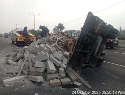 Truk Bermuatan Terguling di Tol Jakarta-Cikampek, Apelog dan Petugas Gabungan Bergerak Cepat Lakukan Evakuasi